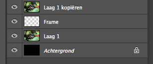 Activeer de onderste laag (Achtergrond) door hier op te klikken. Stel je voorgrondkleur in op zwart en maak de onderste laag zwart via de toetsencombinatie <strong>alt (Windows) of cmd (Mac) + delete</strong>. 