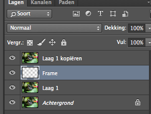 Verplaats de net aangemaakte laag (Frame), door je muis ingedrukt te houden en te slepen, onder de bovenste laag (Laag 1 kopiëren). Zie de linker afbeelding voor de juiste laagvolgorde.