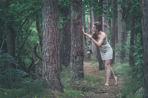 <strong>2. </strong>Vervolgens stop ik alle kieren en gaten waar licht doorheen komt wat dichter. Je ziet links achter het model een streepje licht door de bomen komen, dat maak ik iets donkerder met de curven, zodat dit straks niet meer opvalt.